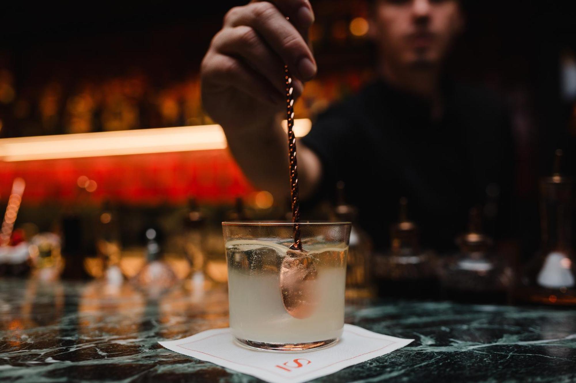 Hotel Sly Berlín Exterior foto A bartender adding a garnish to a cocktail