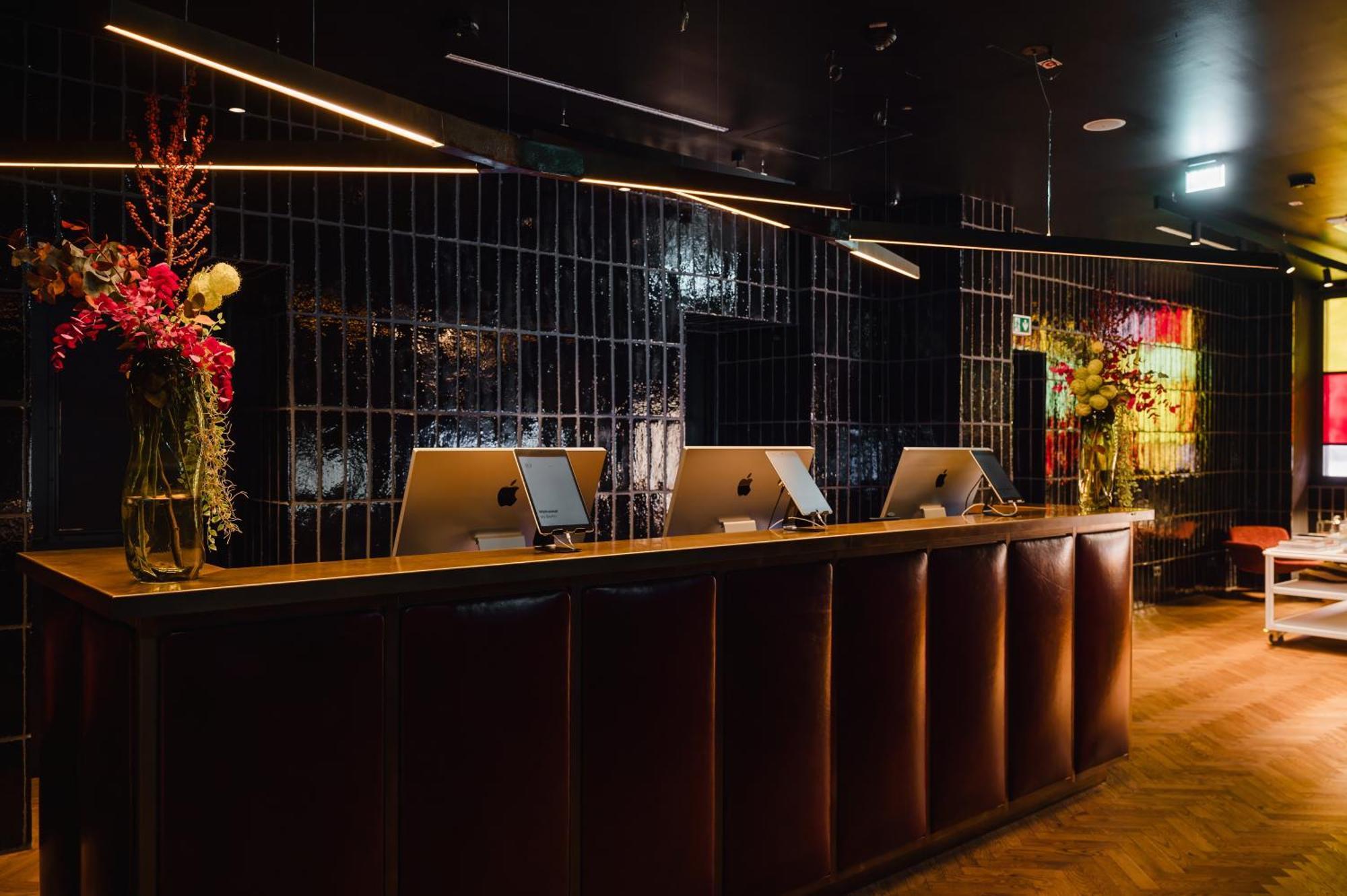 Hotel Sly Berlín Exterior foto The reception desk at the 2018-19 season