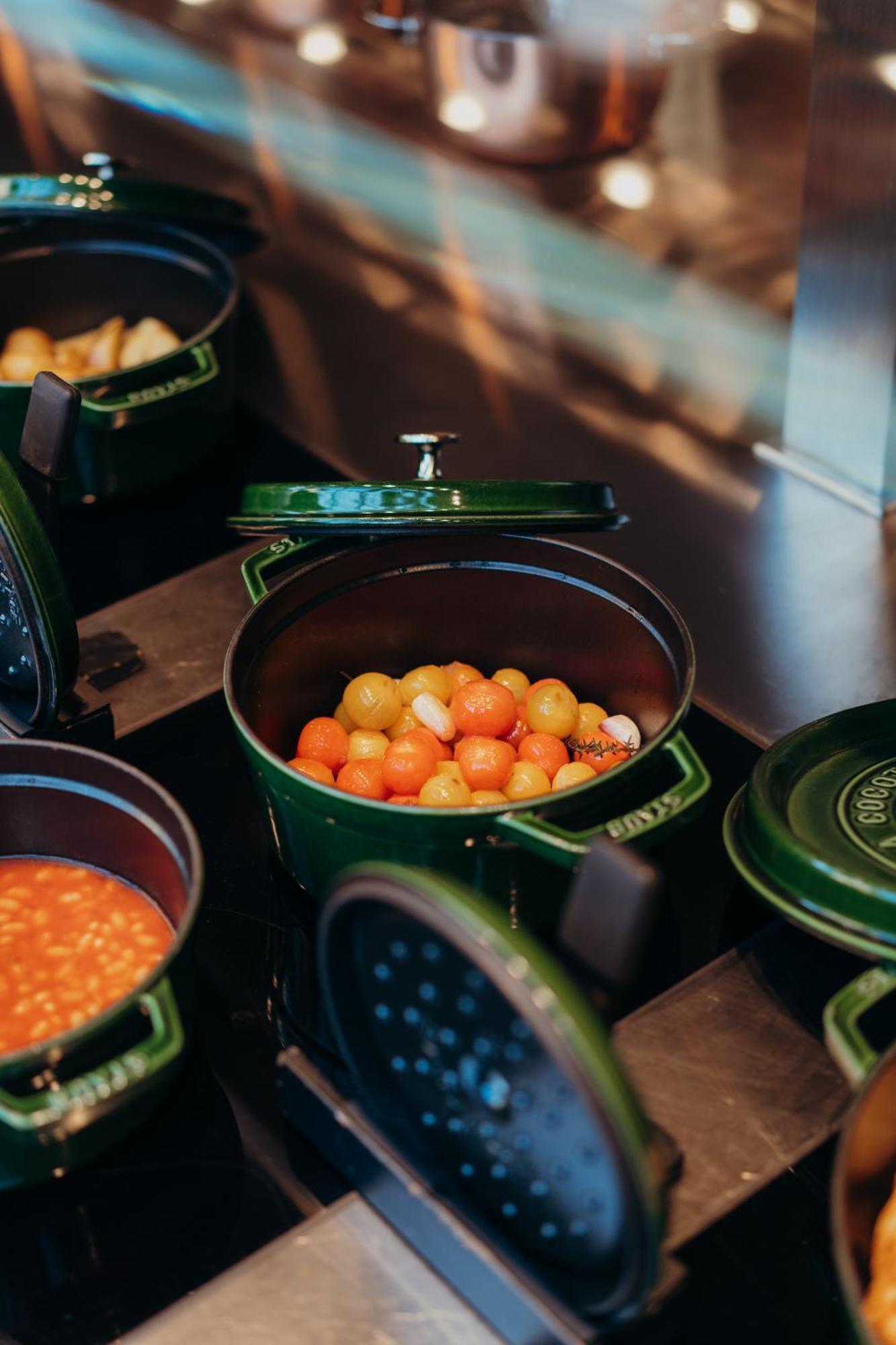Hotel Sly Berlín Exterior foto A Le Creuset cast iron pot