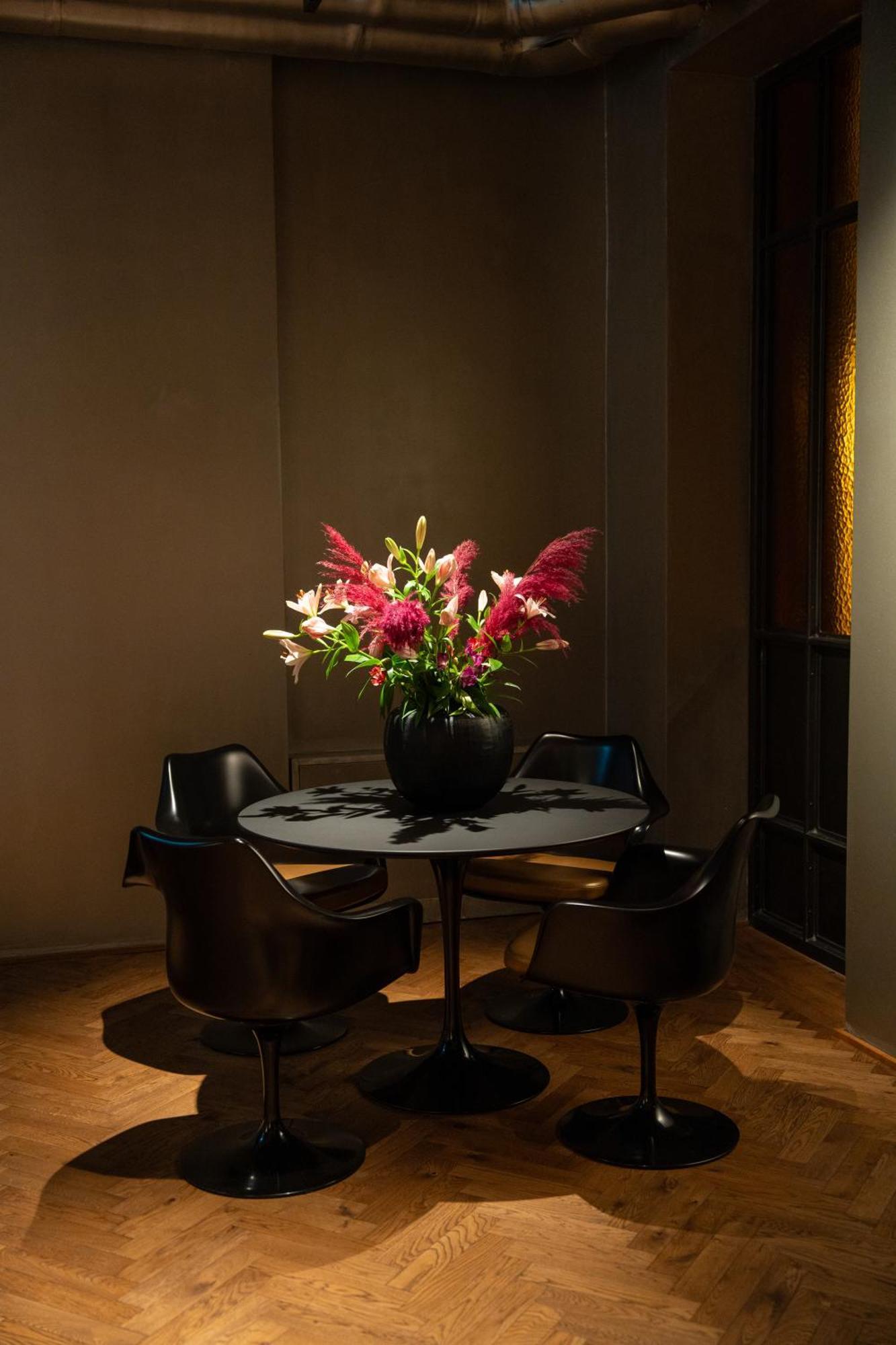 Hotel Sly Berlín Exterior foto A table with a flower arrangement