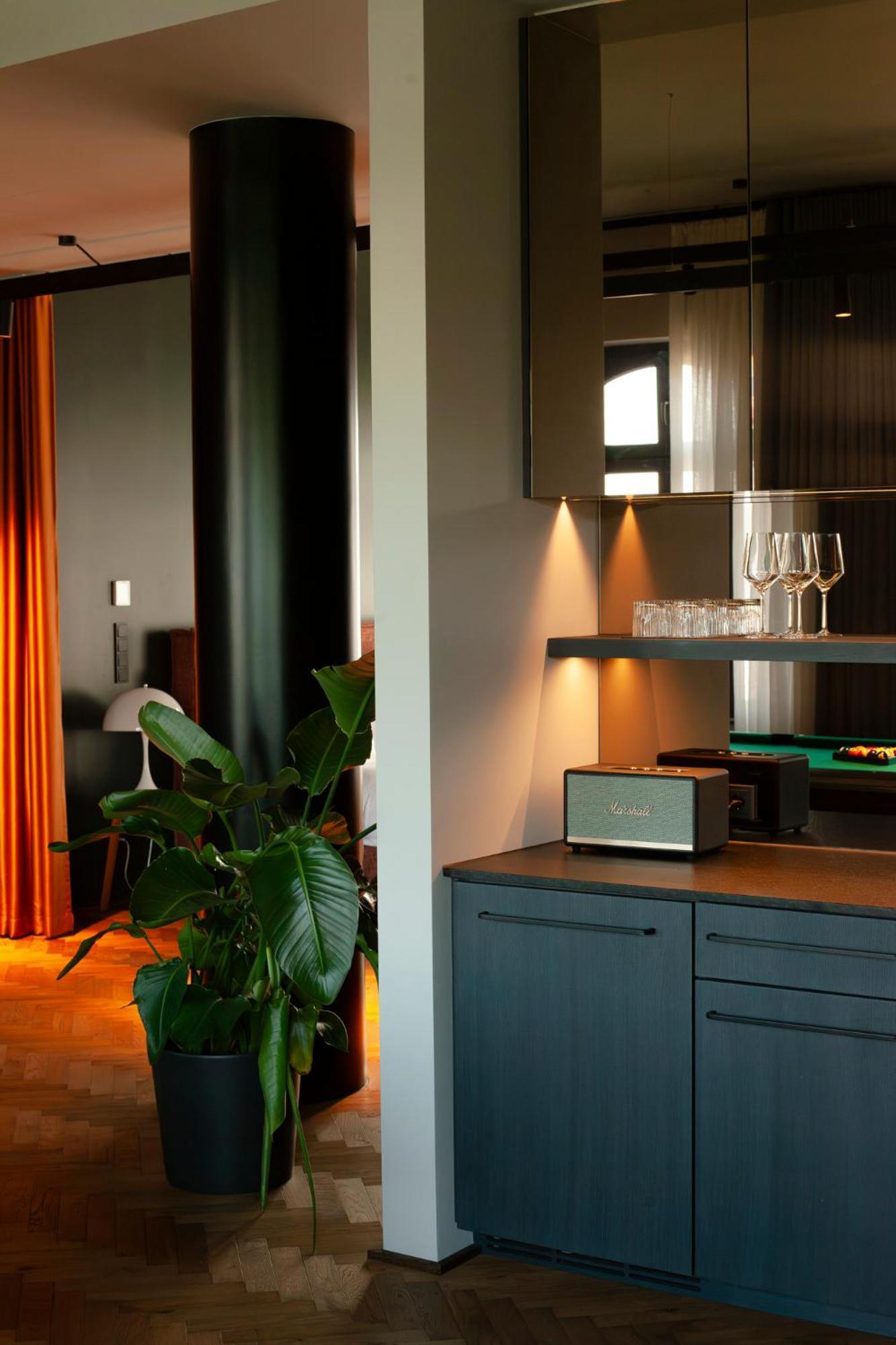 Hotel Sly Berlín Exterior foto The Bowers & Wilkins Zeppelin wireless speaker